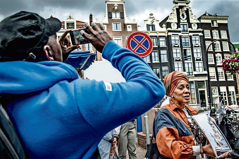 Jennifer Tosch tijdens de rondleiding door Amsterdam. De Keniaanse journalist Oyunga Pala maakt foto’s. 