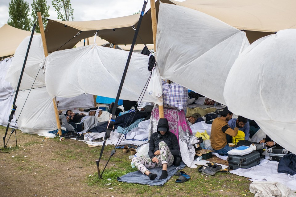 Asielzoekers slapen in tenten voor het aanmeldcentrum in Ter Apel. 