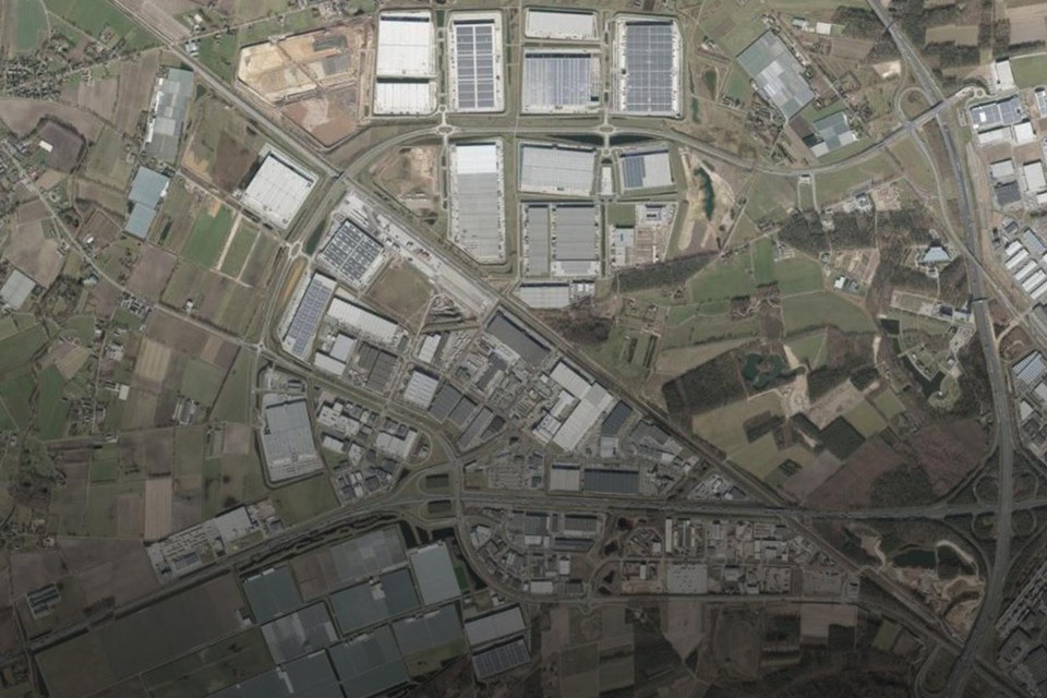 Luchtfoto uit 2021 van het buurtschap Californië, waarop enorme distributiecentra zichtbaar zijn.  