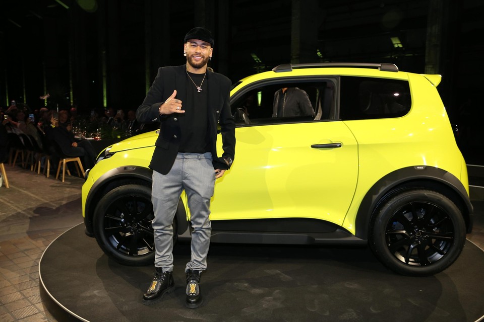 Superster Neymar tijdens de presentatie van de nieuwe e.wave X van de Akense autobouwer e.GO in Berlijn.  
