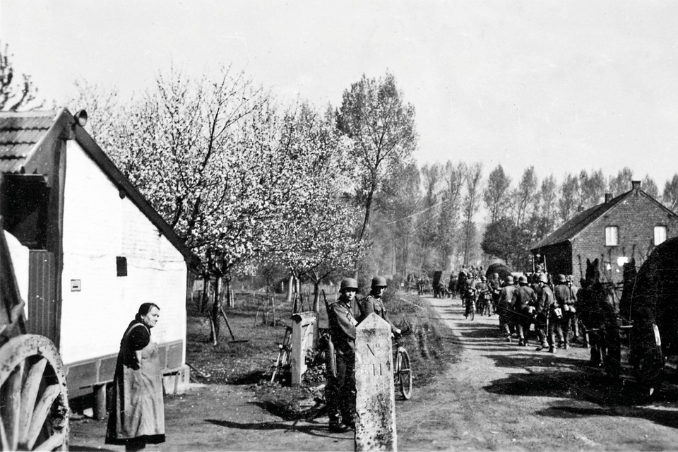<P>Susteren, 10 mei 1940. Duitse troepen passeren de grensovergang Isenbruch-Susteren. De Tweede Wereldoorlog is begonnen. </P>