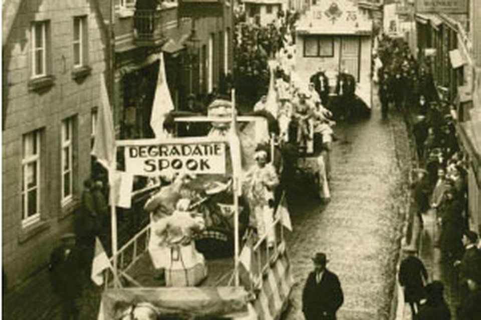 De optocht van 1927 trekt door de straten van Weert. 