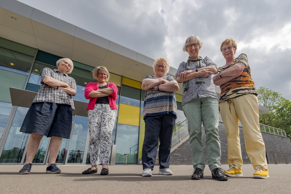Het bestuur van KVG Heerlen. Van links naar rechts Paula Jung, Joke Berends, Marijke Gajentaan, Jeanne Peeters en José Huijts. Op de foto ontbreekt José Nowacki. 