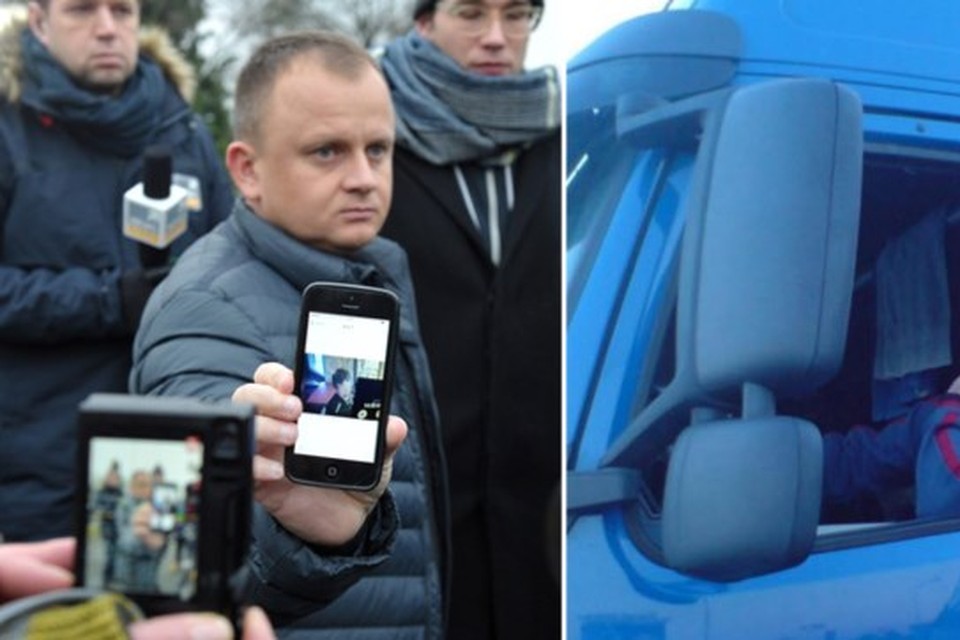 Links: De eigenaar van de transportfirma toont een foto van de vermoordde chauffeur.  Rechts: De vermoordde chauffeur