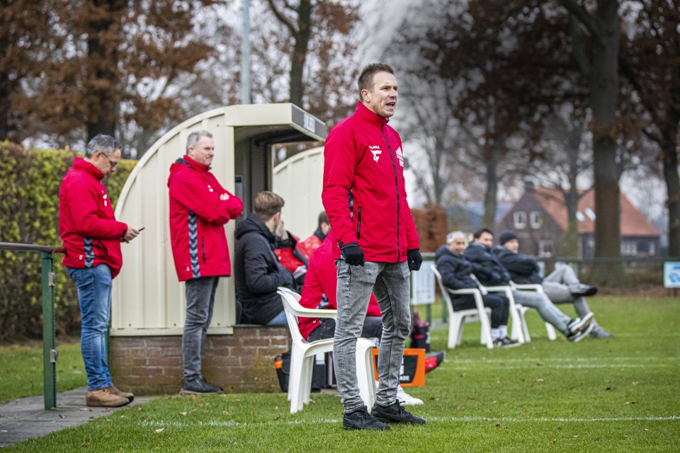 Melderslo-tranier Freek Thoone coacht zijn spelers in het thuisduel met Vitesse’08. 