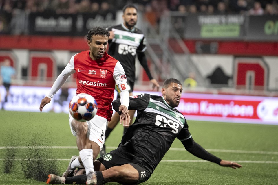 Nicky Souren in actie tegen FC Groningen.