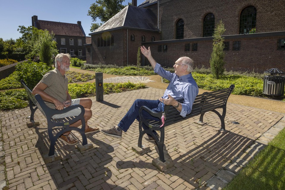 Wim Meuwissen (links) en Leo Stratermans zijn twee van de vijftig vrijwilligers, die de omgeving van de Jacobuskerk van Hunsel opknappen om pelgrims welkom te heten. 