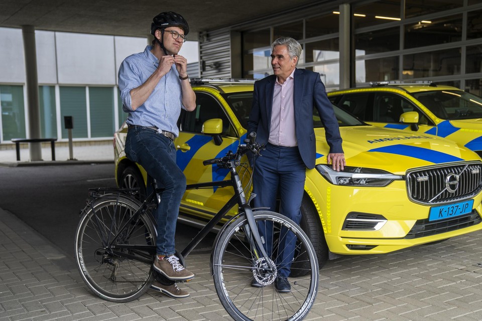 Marcel Ariës (links) en Denis Florack van de facilitaire dienst van het Maastricht UMC, dat medewerkers van fietshelmen voorziet. 