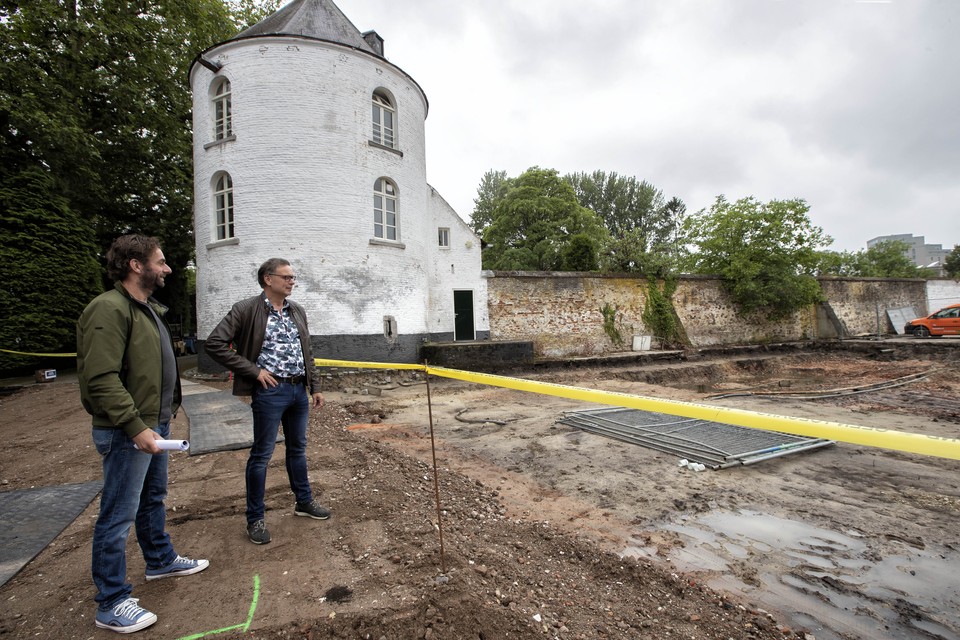 Bouke Kouters en Fokko Kortlang op het terrein van de voorburcht van kasteel de Nijenborgh. 