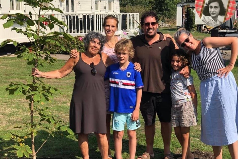 Hanneke Groenteman (l) plantte de originele zaailing van de Anne Frankboom in de tuin van Buitengoed de Gaard. 