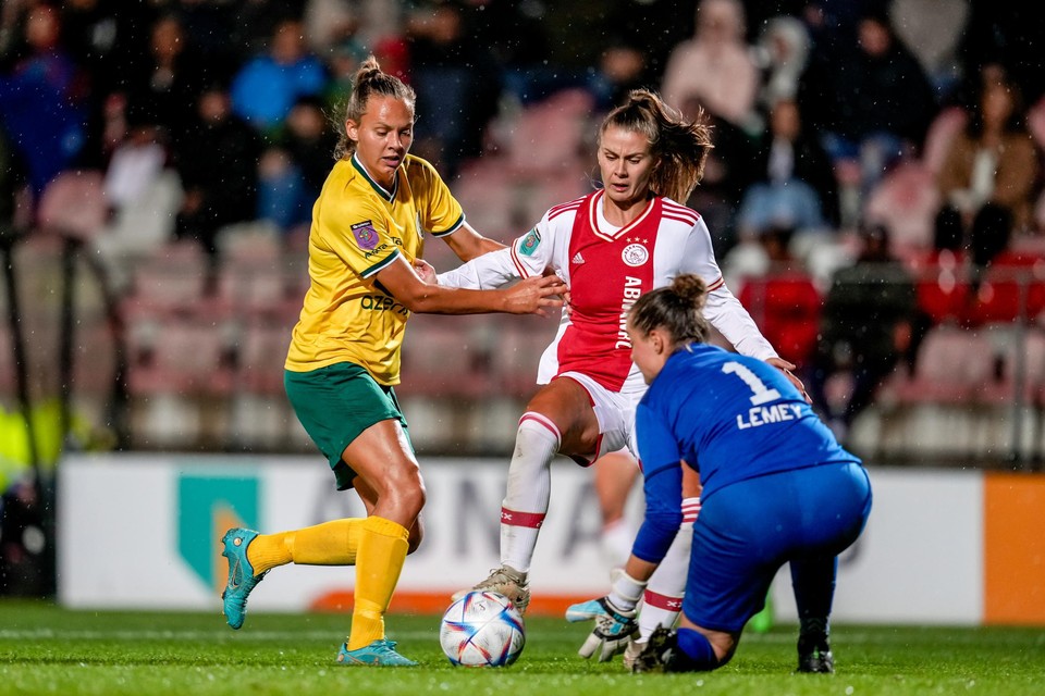 De Fortunezen Anna Knol en Diede Lemey (rechts) proberen Ajax-speelster Victoria Pelova te stuiten. 