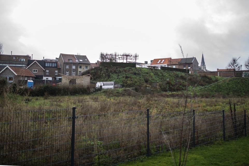 De situatie een jaar geleden toen de bouw van de het schuurtje werd stilgelegd. 