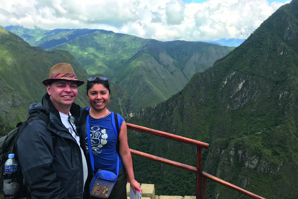 Maurice Heuts met zijn vrouw Julissa bij de citadel Machu Picchu. „Een must bij een bezoek aan Peru. Soms word je een beetje duizelig van de hoogte en de steile wanden waar je langs loopt.” 