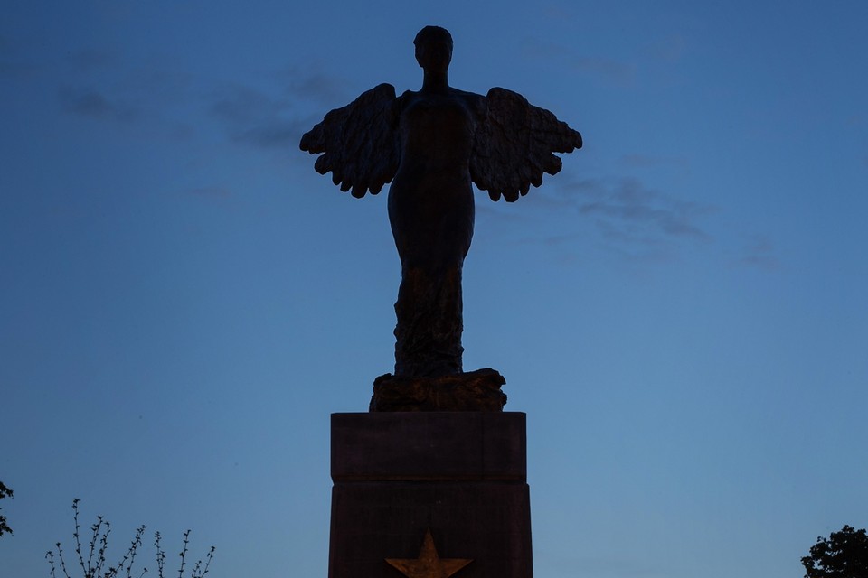 Het standbeeld van de engel op de rotonde van de Groene Loper gaat beter verlicht worden. 