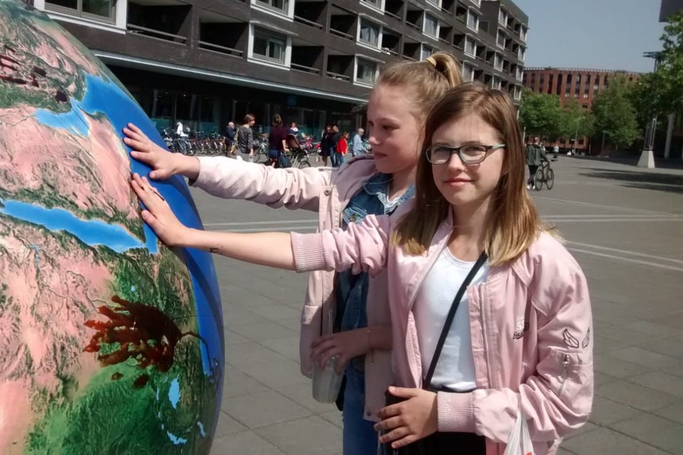 ‘Oliehanden’ in Maastricht voor klimaatzaak tegen Shell