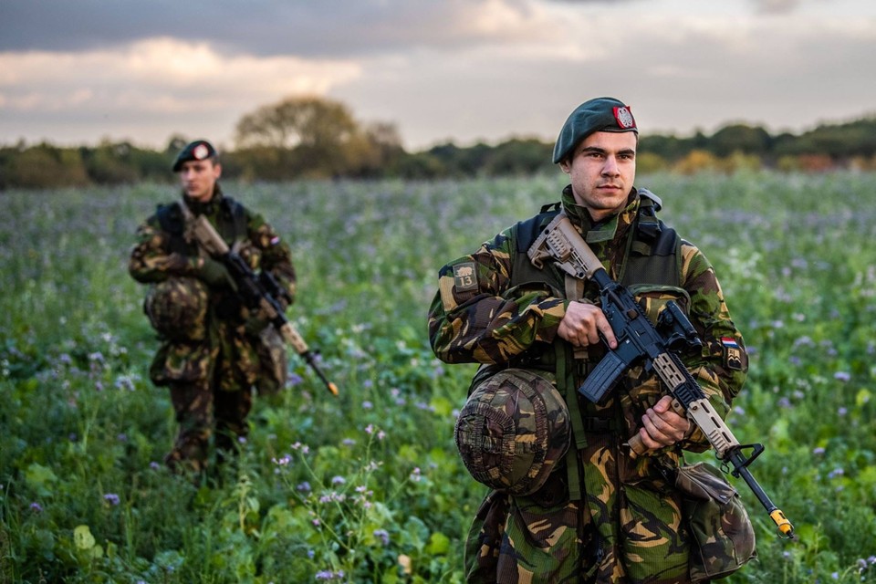 Natresmilitairen op patrouille. 