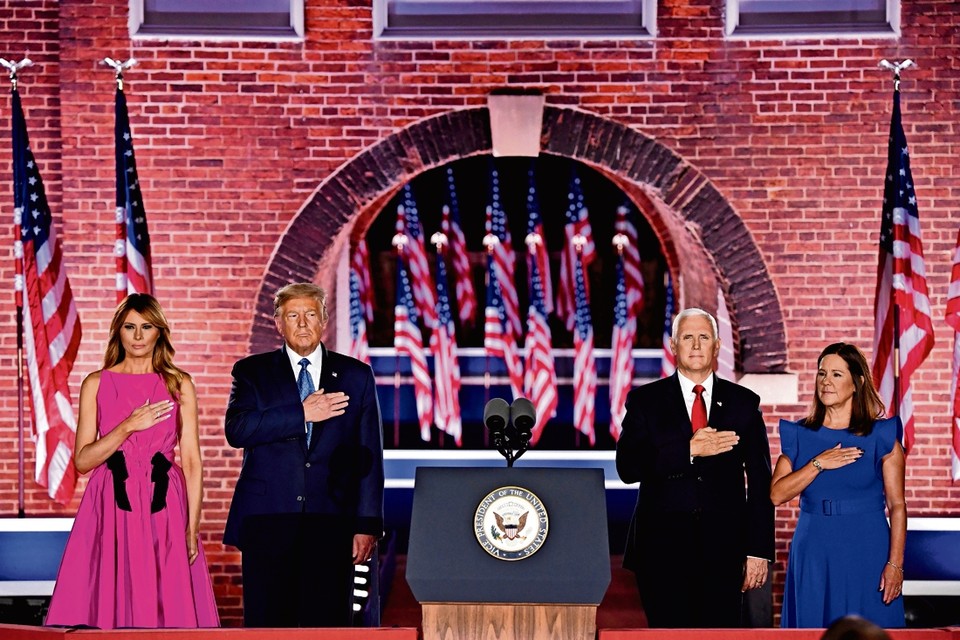 President Donald Trump, first lady Melania, vicepresident Mike Pence en zijn vrouw Karen luisteren naar het Amerikaanse volkslied. 