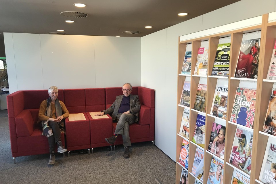Directeur Marij Eijdems en wethouder Alex Schiffelers in een van de kleine units die de bibliotheek sinds kort rijk is. 
