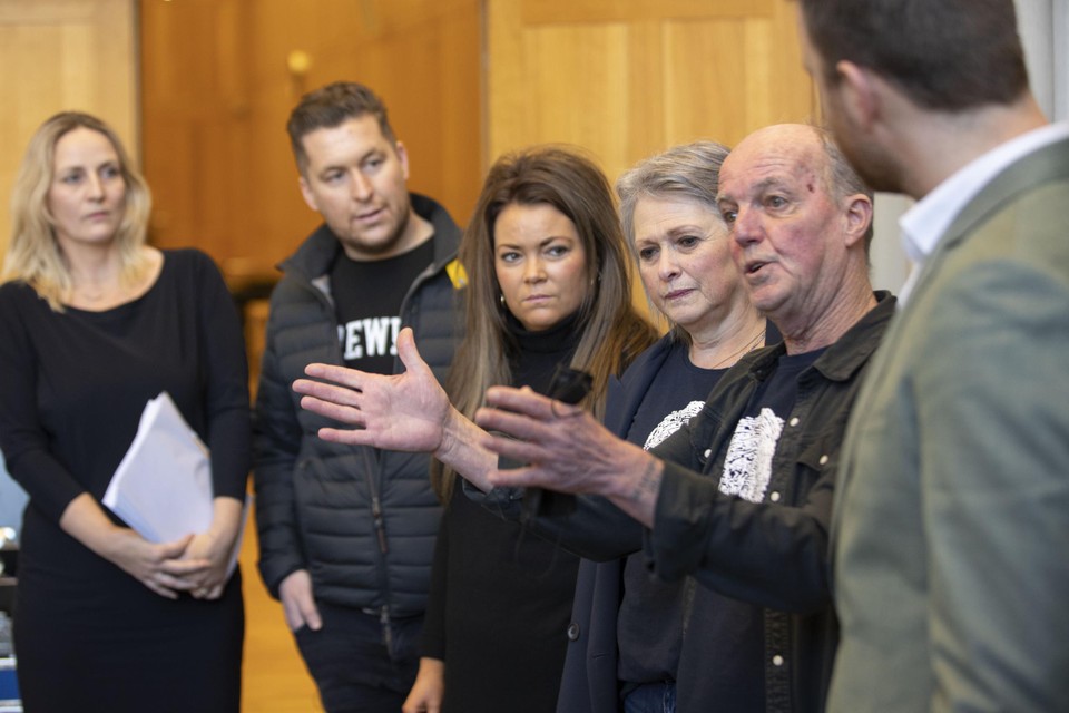 De familie van Nicky Verstappen werd bijgestaan door hun advocaat Wendy van Egmond (links) en Royce de Vries (rechts).