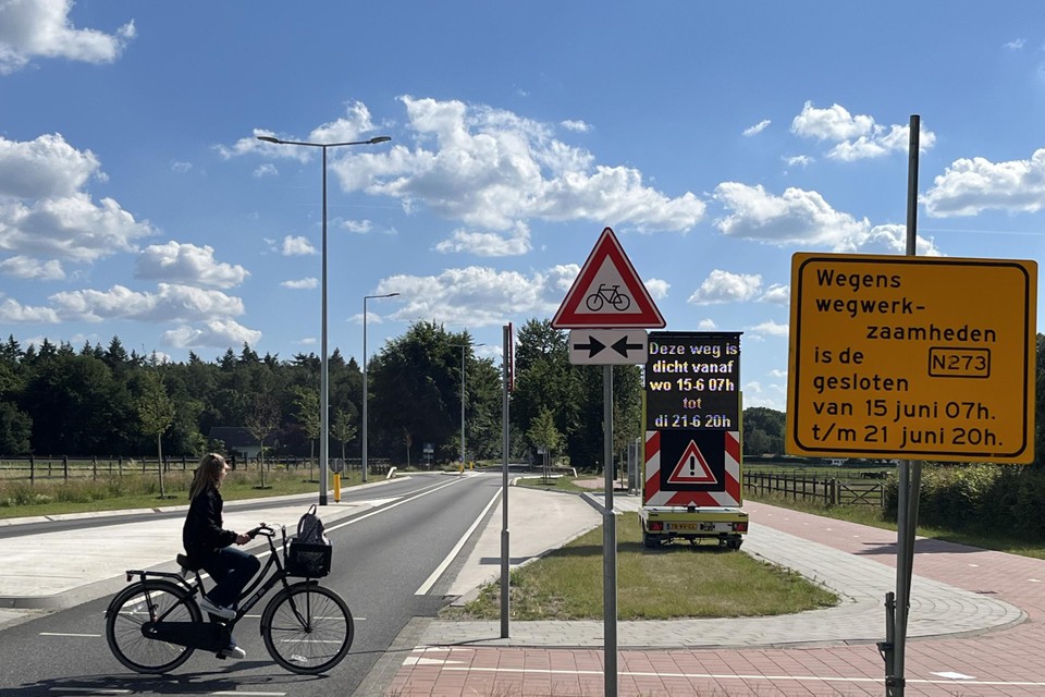 De wegwerkzaamheden aan de N273 worden aangekondigd met borden, zoals hier op de Napoleonsbaan in Baarlo richting Kessel. 