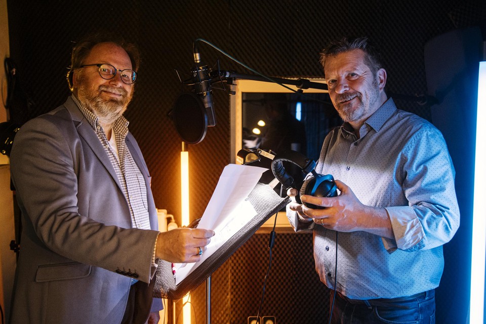 Luck Brouns (links) en Wilko Aendekerk in de thuisstudio in Puth waar de opnames tot een uitzending worden gemonteerd. 