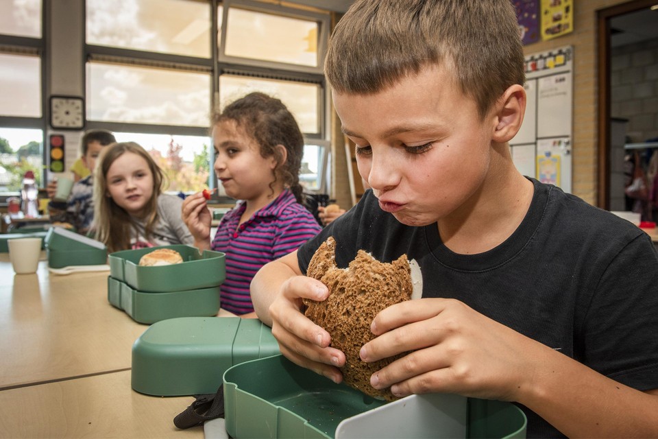 Veel basisscholen zorgen voor brood of fruit om leerlingen iets gezonds te laten eten. 