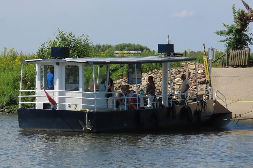 Het fiets-voetveer Arcen-Lottum.