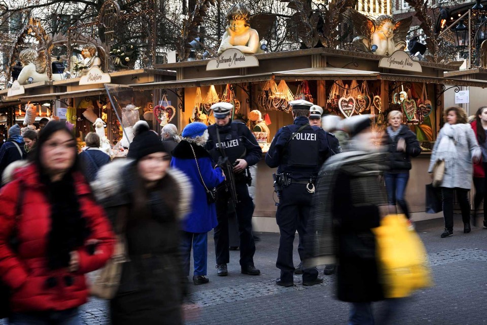 Agenten met automatische geweren patrouilleren op de kerstmarkt in Düsseldorf.