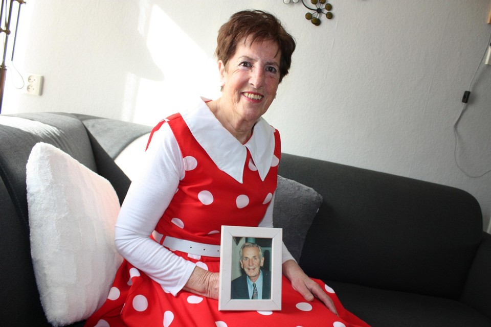Ria Verhoeven-Van Schalen in carnavalsoutfit, met een foto van haar overleden man Marinus. 