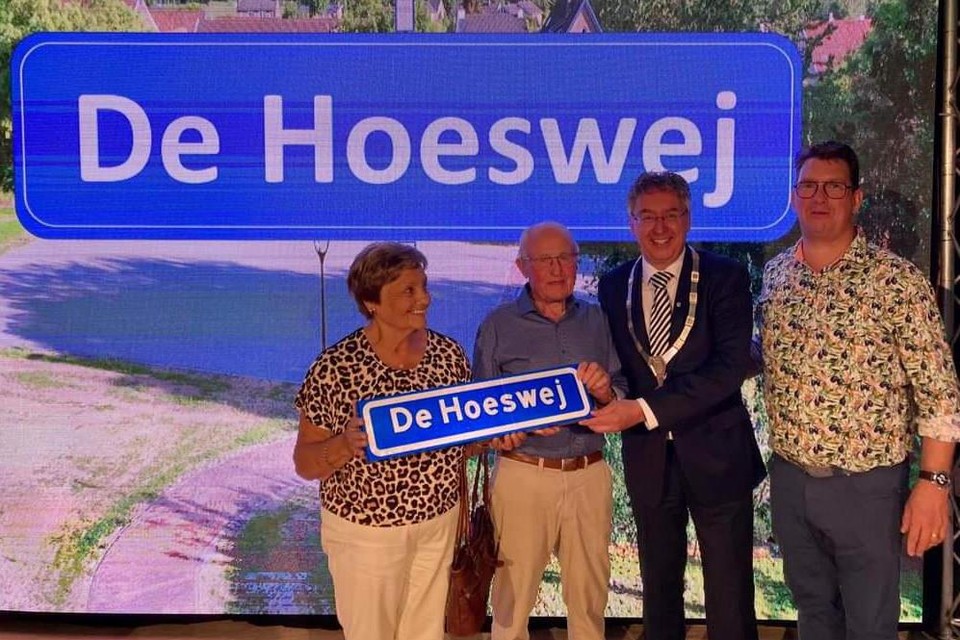 Het dorpsplein krijgt de naam De Hoeswej. 