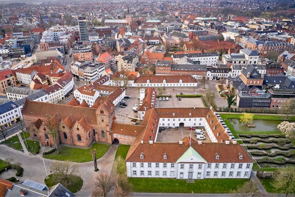 Het centrum van Odense, de geboorteplaats van Hans Christian Andersen, ligt er nu nog verlaten bij. Als het aan de Deense regering ligt, komt het openbare leven deze week weer op gang. De eerste opgelegde beperkingen worden ingetrokken. 