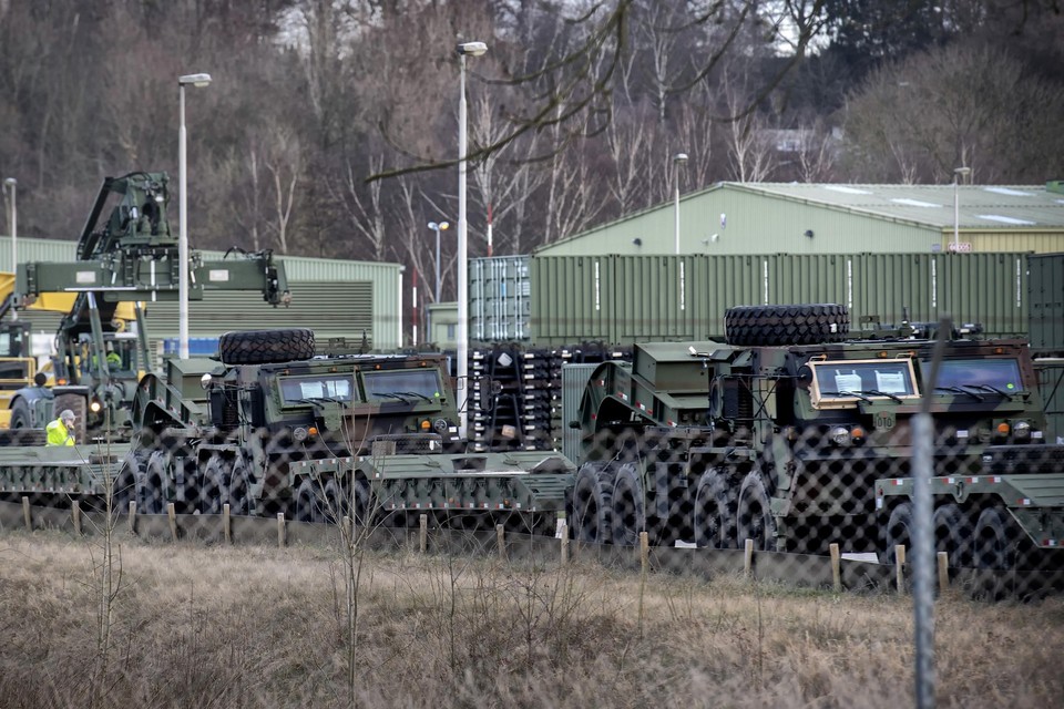 Gereedstaande legervoertuigen op de site van Eygelshoven. 