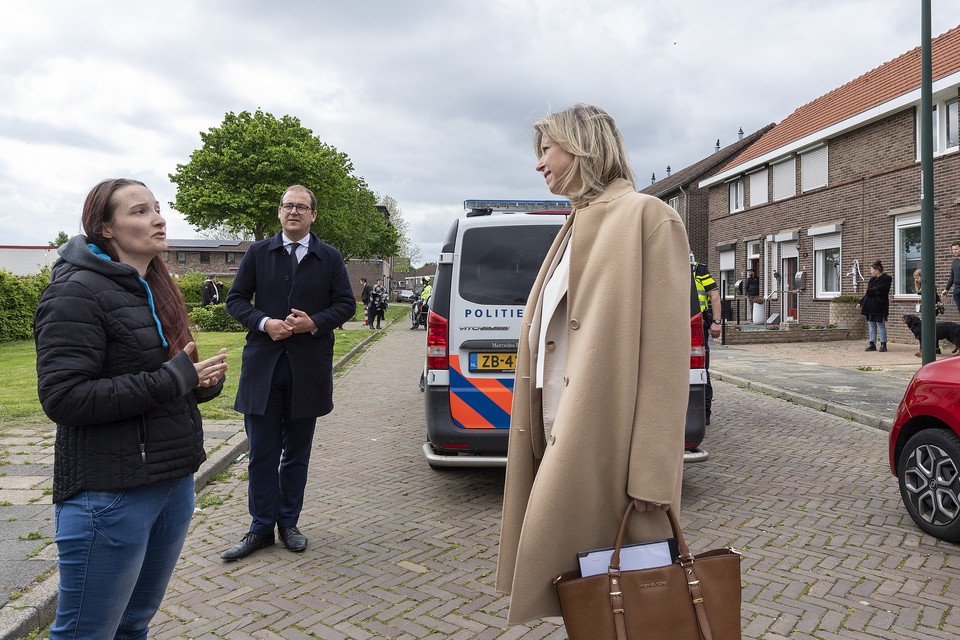 Kwartiermaker Lodewijk Asscher en demissionair vice-premier Kajsa Ollongren (rechts) tijdens rondgang door Heerlen-Noord.