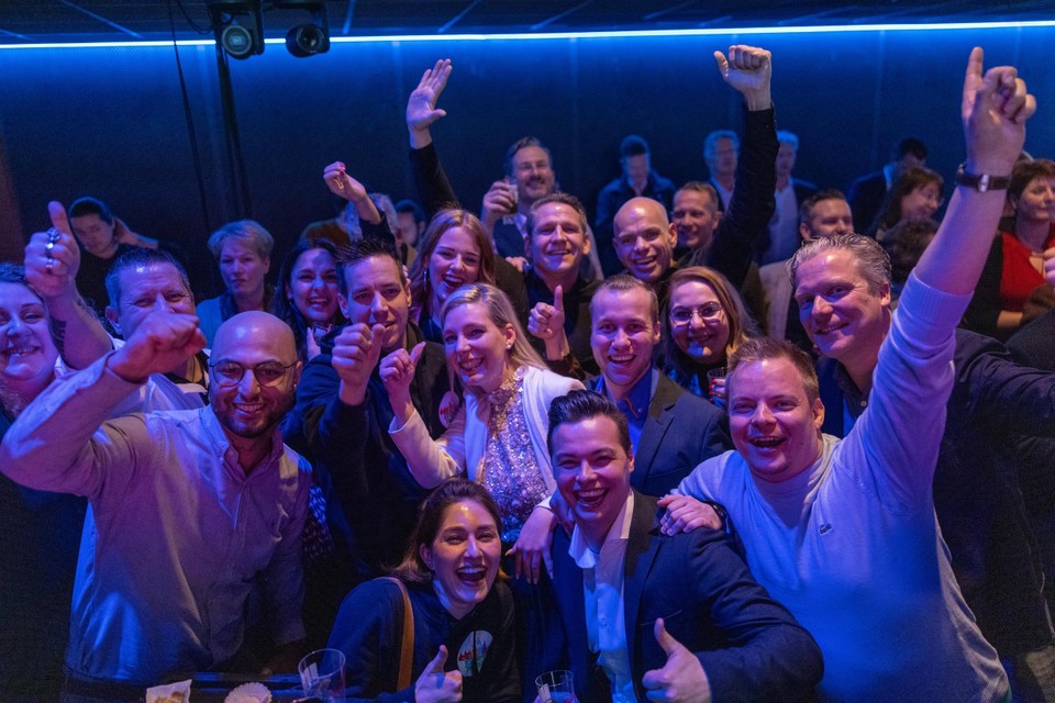 De debuterende Jongerenpartij (in het midden, met witte blouse, lijsttrekker Maureen Butink) is met drie zetels de grote verrassing. 