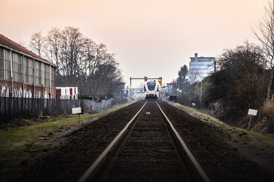 Op de Maaslijn rijden door de coronacrisis minder personentreinen maar het aantal goederentreinen neemt juist toe. 