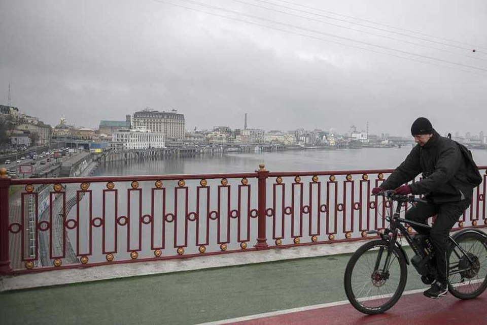 Een man met zijn fiets in Kiev, ter illustratie.  