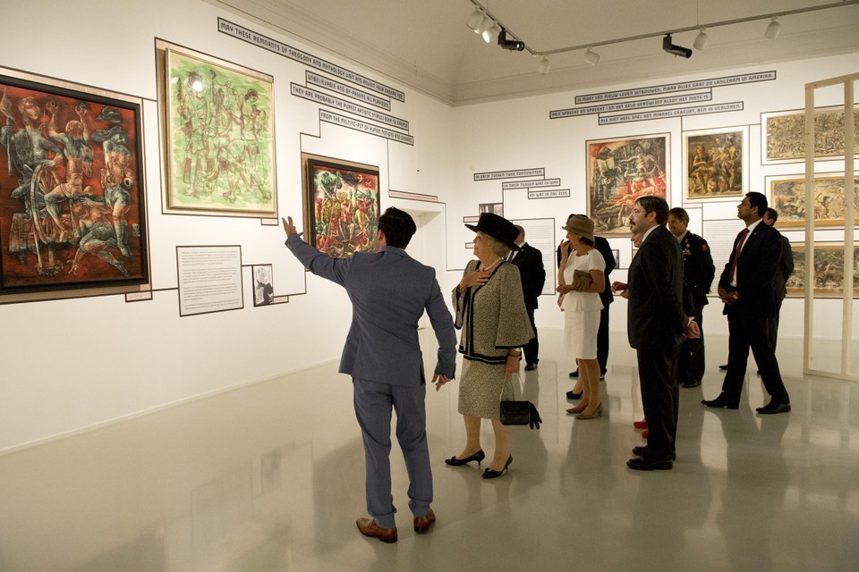 Prinses Beatrix bekijkt in 2014 werk van Joep Nicolas tijdens de laatste, tijdelijke expositie in het Cuypershuis.
