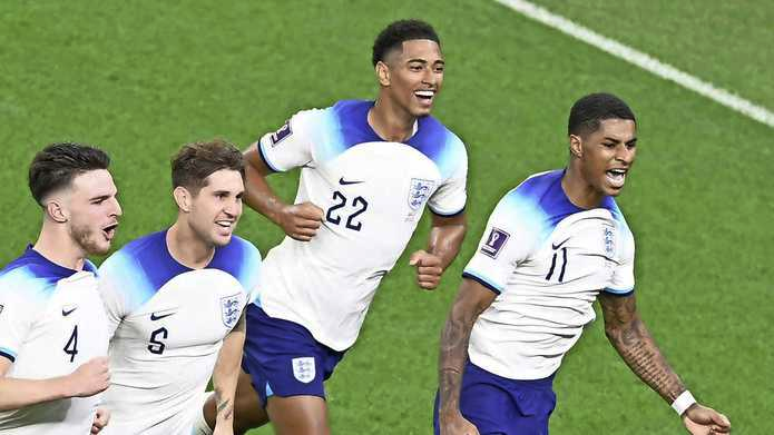 Marcus Rashford viert de openingstreffer. 