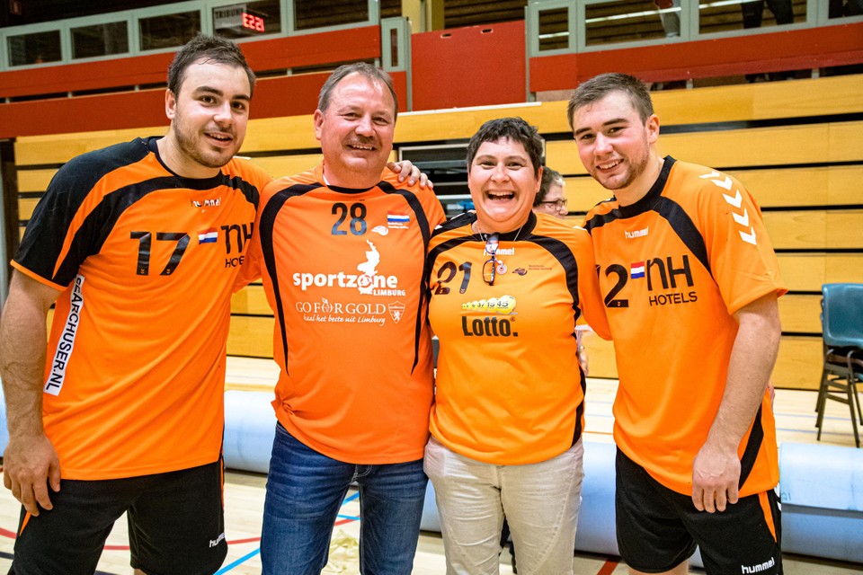 Waar Luc (r.) en zijn oudere broer Ivo gingen, gingen hun ouders Lei en Mirjam. Het overlijden van pa Steins laat diepe sporen na.