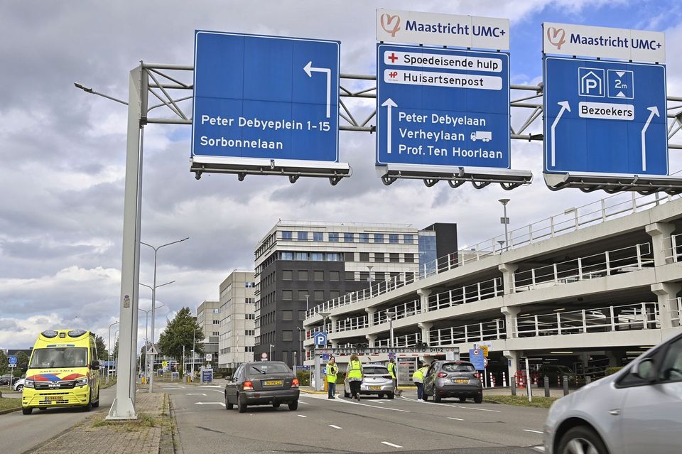 Bezoekers worden bij de parkeerplaats opgevangen. 