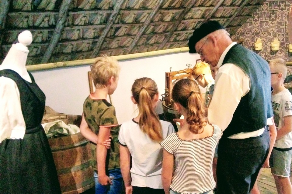 Kinderen luisteren aandachtig naar verhalen van vroeger. 