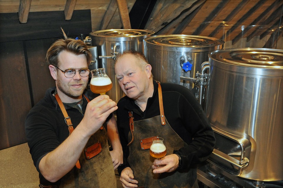 Vader en zoon Jeroen en Joep Verbruggen brouwen hun bier op een ‘magisch plekje’ bij Graaf Ter Horst in Horst.  