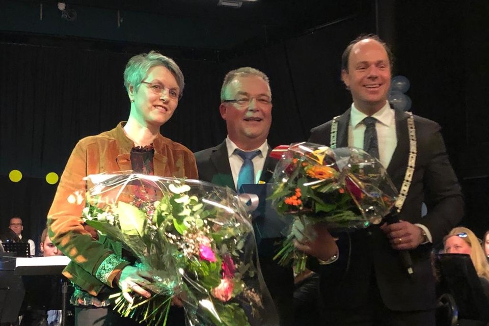 Burgemeester Ryan Palmen van Horst aan de Maas (rechts) heeft een lintje uitgereikt aan de 61-jarige Frans Vermeeren uit Sevenum. 