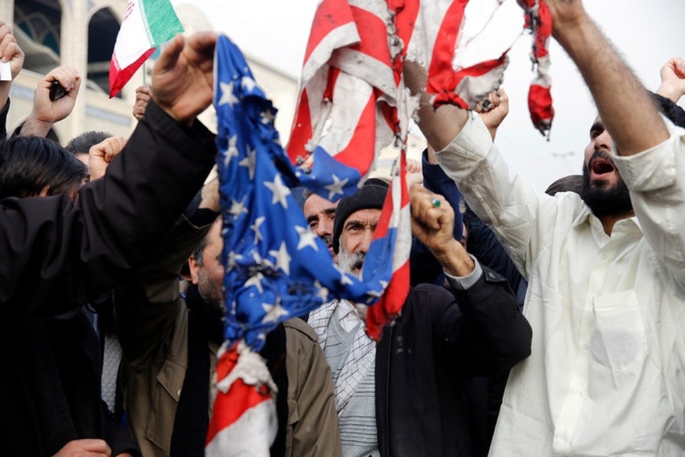 Iraniërs verbandden vrijdagochtend Amerikaanse vlaggen na de dood van generaal Soleimani, op order van Donald Trump. 