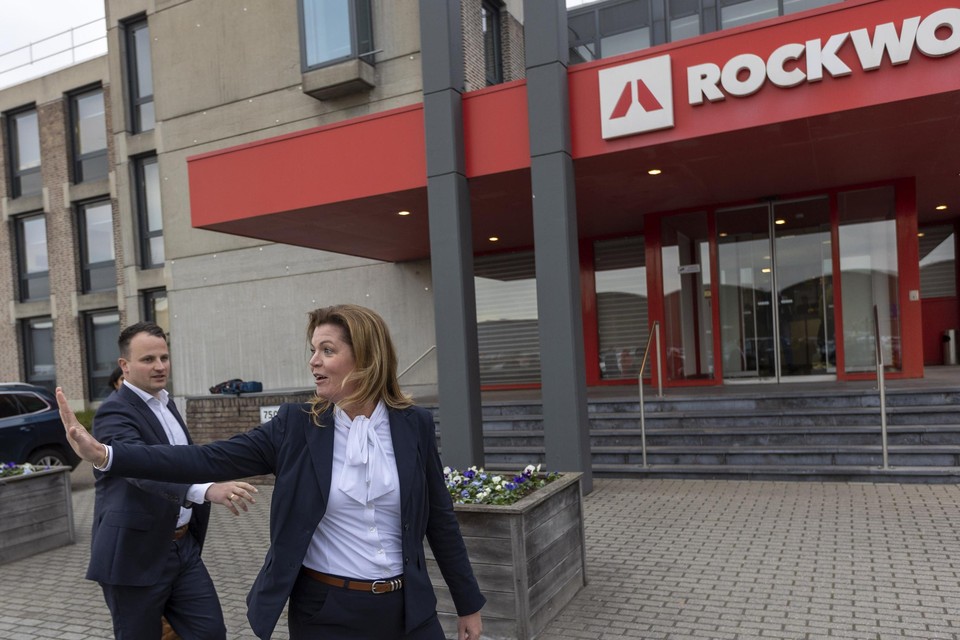 Stikstofminister Christianne van der Wal tijdens haar bezoek aan Rockwool in Roermond.  