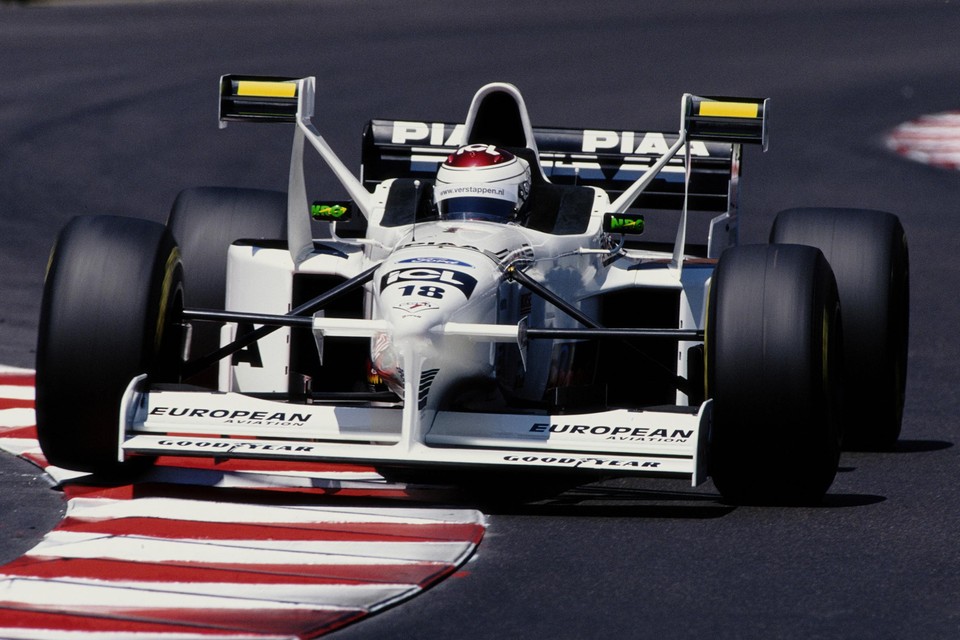 Het team van Tyrrell kwam in 1997 met de zogenaamde X-Wings: hoog geplaatste vleugels halverwege de zijkant van de bolide waarmee extra neerwaartse druk gegenereerd kon worden.