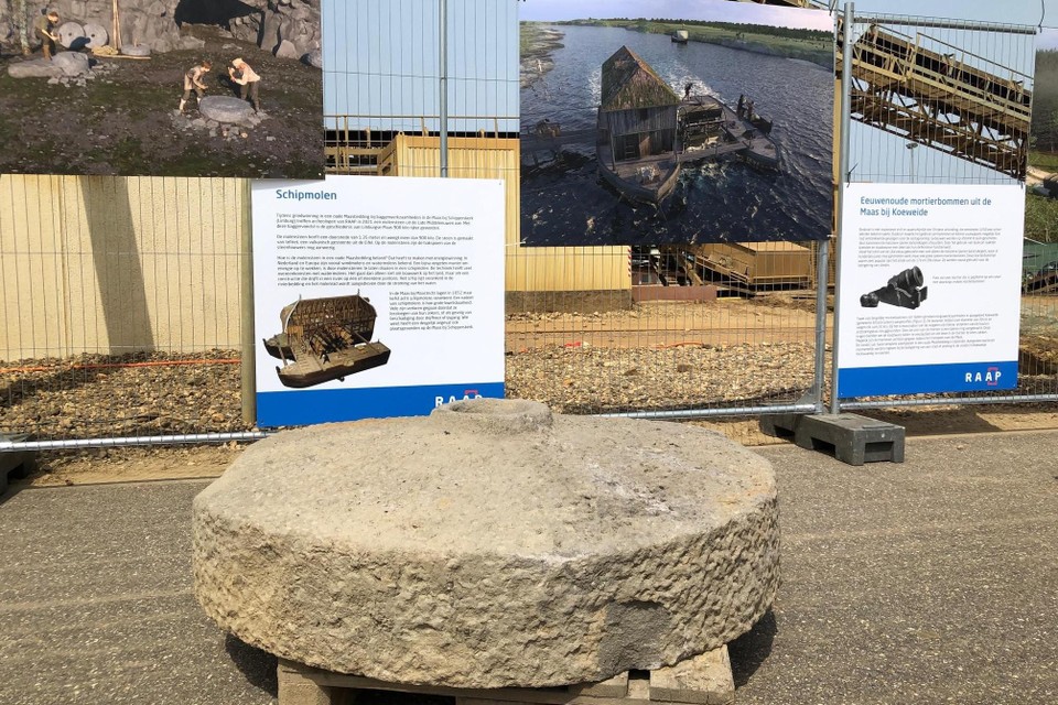 De molensteen van 900 kilo werd bij grindwinning in een Maasbedding gevonden. 