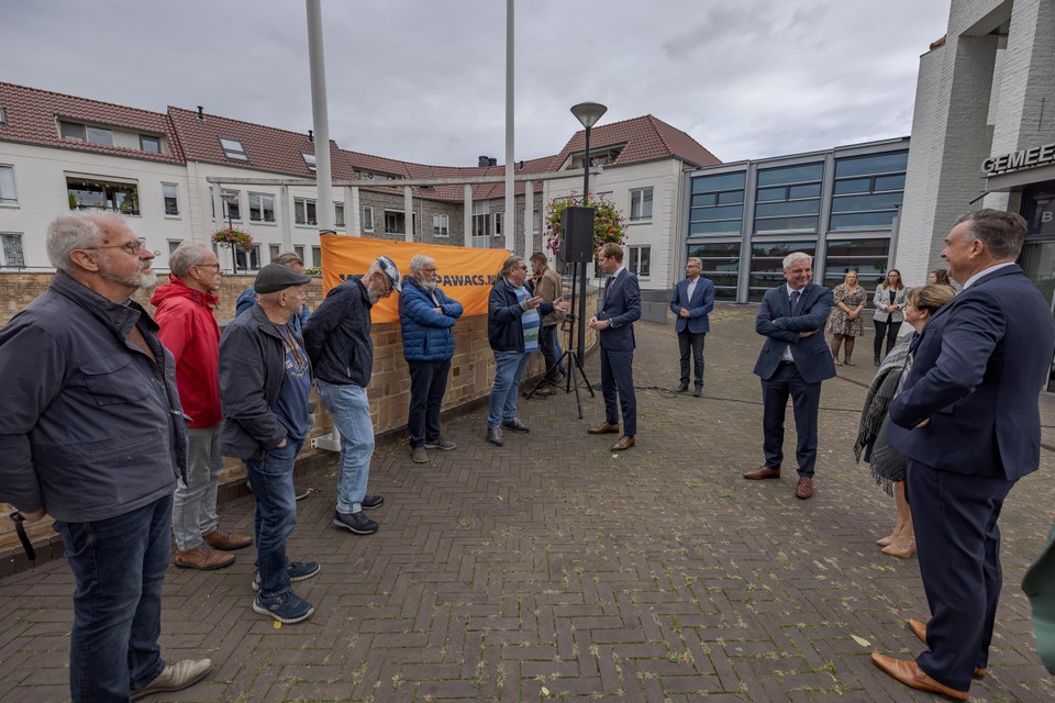 Eerder deze maand was er een kleine demonstratie van Stop Awacs in Schinnen bij het bezoek van staatssecretaris Christophe van der Maat (VVD) van defensie, die kwam praten over de overlast. 