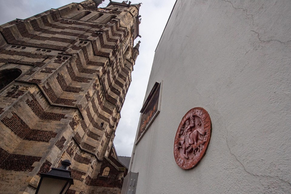 De gevelsteen van Jutta van Ravensberg, op de zijmuur van Café ’t Sjterfhoes op het Kerkplein in Sittard.