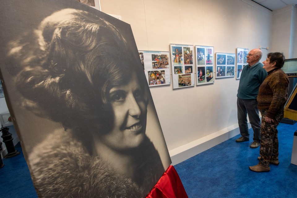 Een portret van Mien, muze en vrouw van fotograaf Harry Canisius.
